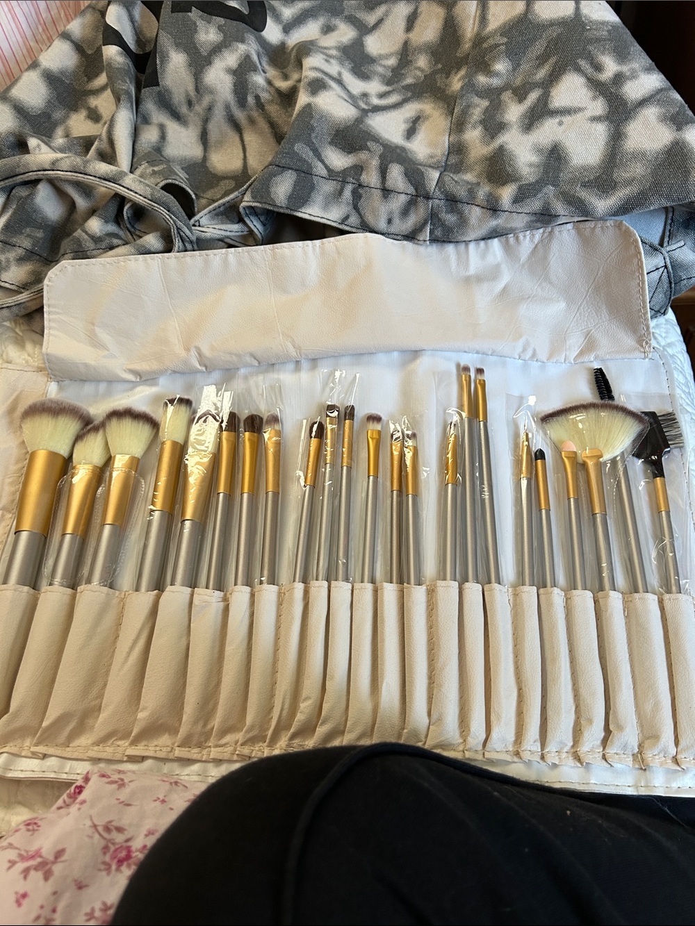 Professional 20-Piece Makeup Brush Set in Gold and Silver